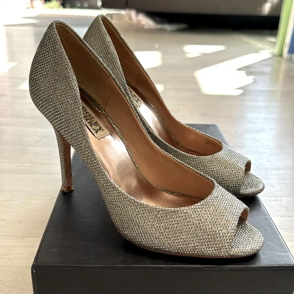 BADGLEY MISCHKA Jossie heels size US 6.5 silver metallic/tan & leather inside - Picture 10 of 15